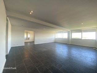 Magnifica penthouse T5 em Almada com vista rio sobre Lisboa