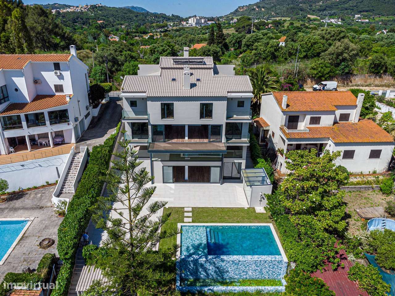 Moradia Exclusiva com Elevador, Piscina e Vista Serra - Grande imagem: 2/44