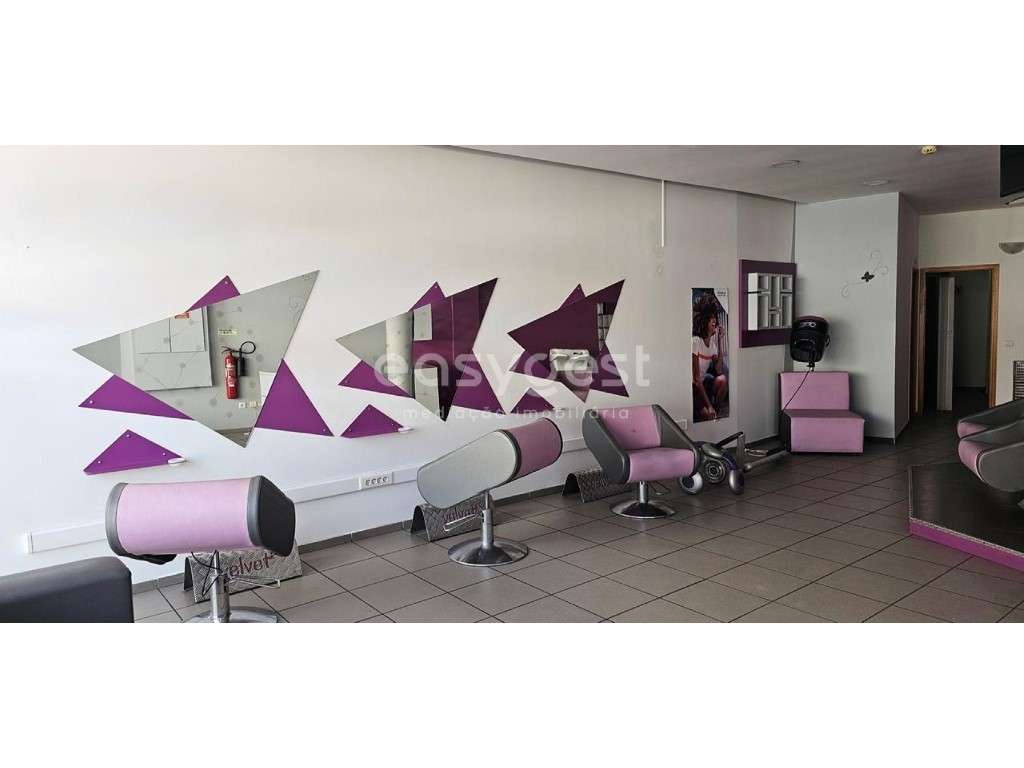 Loja no Centro da Marinha Grande preparada para salão de cabeleireiros - Grande imagem: 4/27