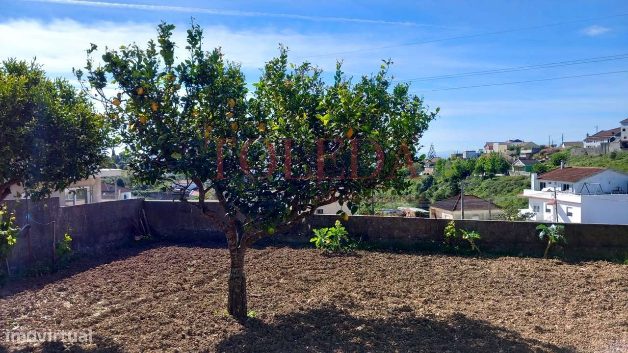 Moradia Bifamiliar com 2 T3 em Vialonga-35