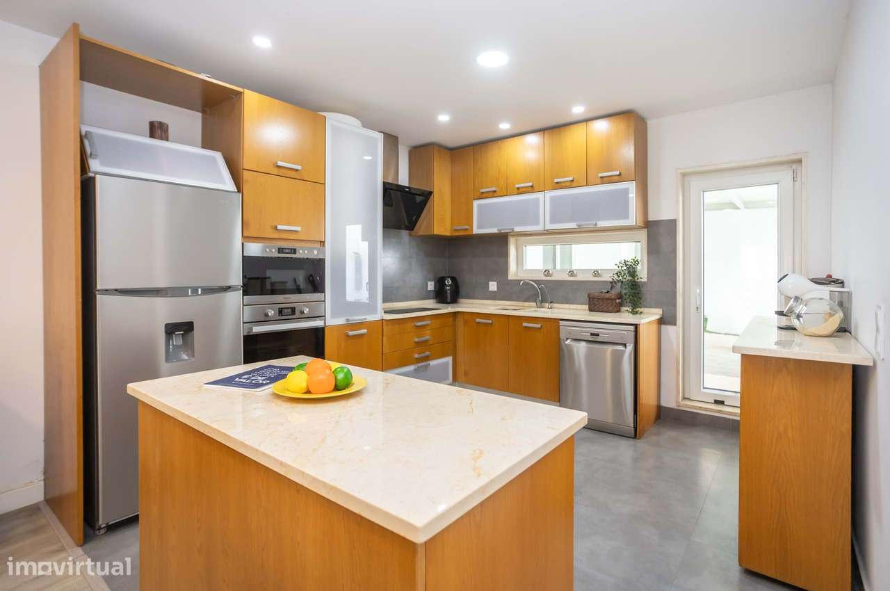 Moradia T5 com 223 m², Box e Sótão na Quinta da Peça, em Loures-3