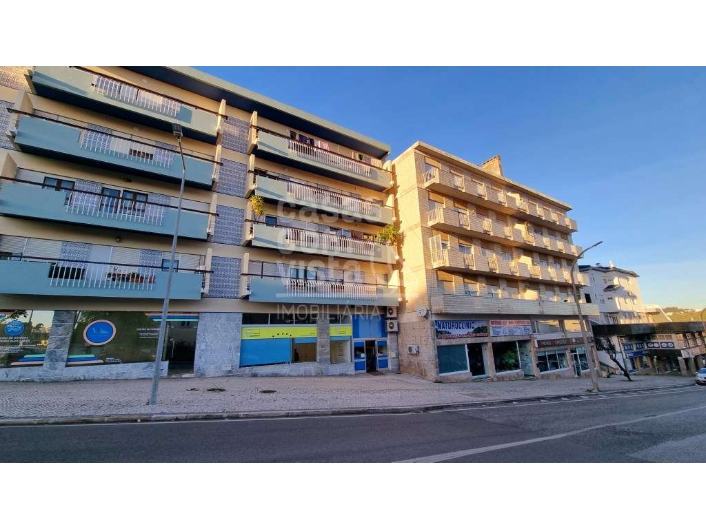 Apartmento T3+1 encontra-se situado numa das zonas mais nobres e ce...-9