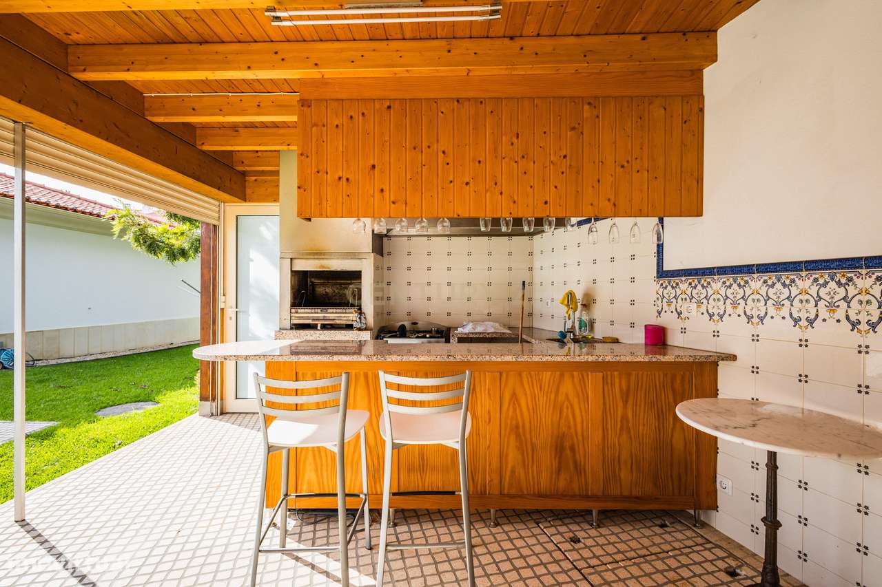 Moradia Exclusiva com Piscina, Jardim e Áreas Amplas-38