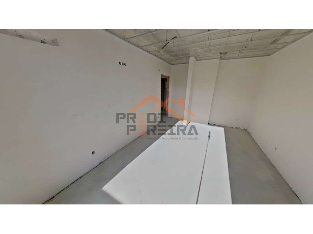 Apartamento T2, localizado em Santo António dos Cavaleiros.-18