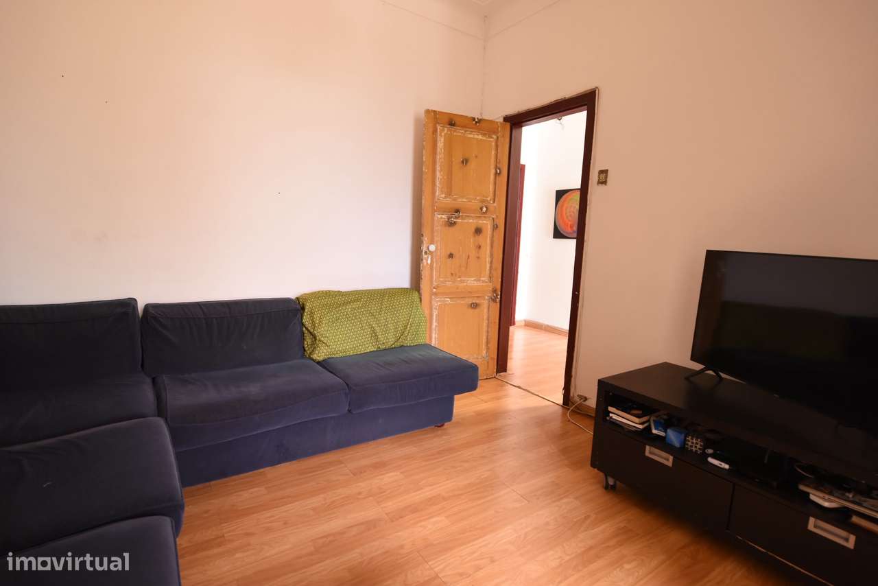 Moradia T4 Geminada com Excelente Espaço Exterior em Algueirão-16
