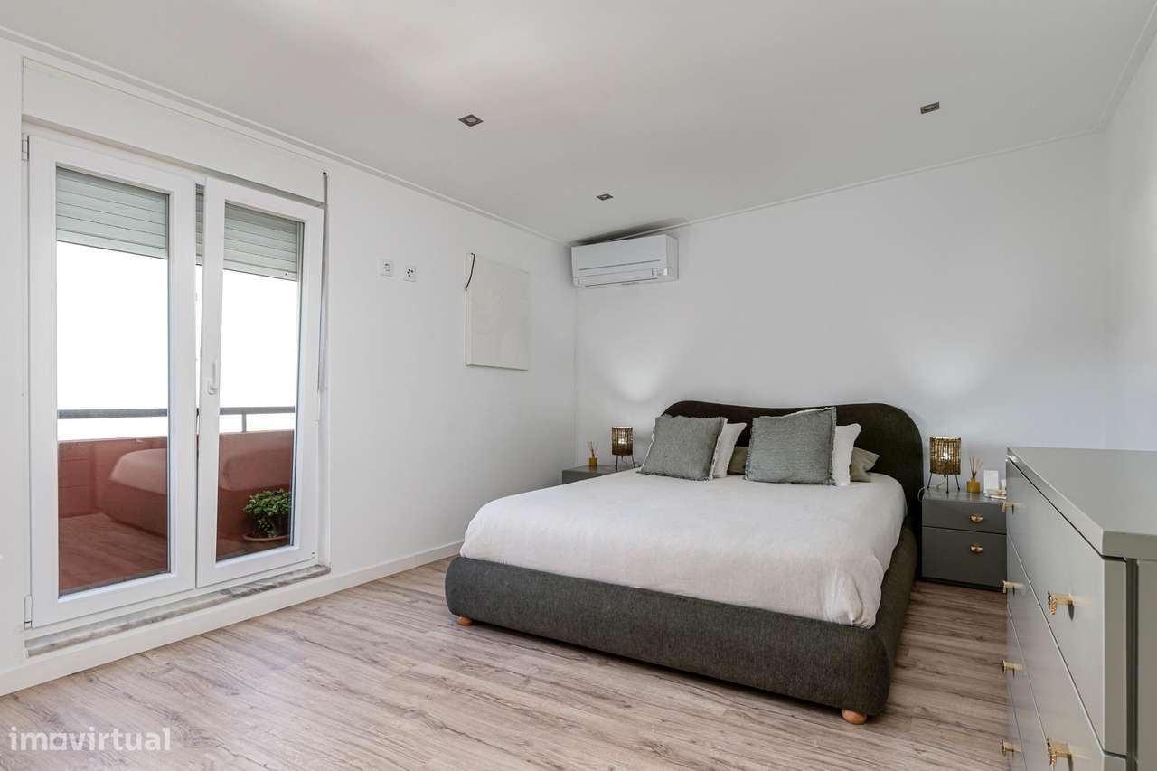 T2+1 Dúplex Remodelado com 4 Varandas e Vista Cristo Rei – Almada-20