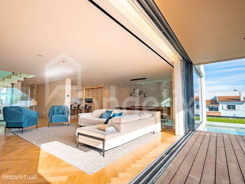 Moradia T5+1 nova com piscina em condomínio fechado de luxo no Estoril-5