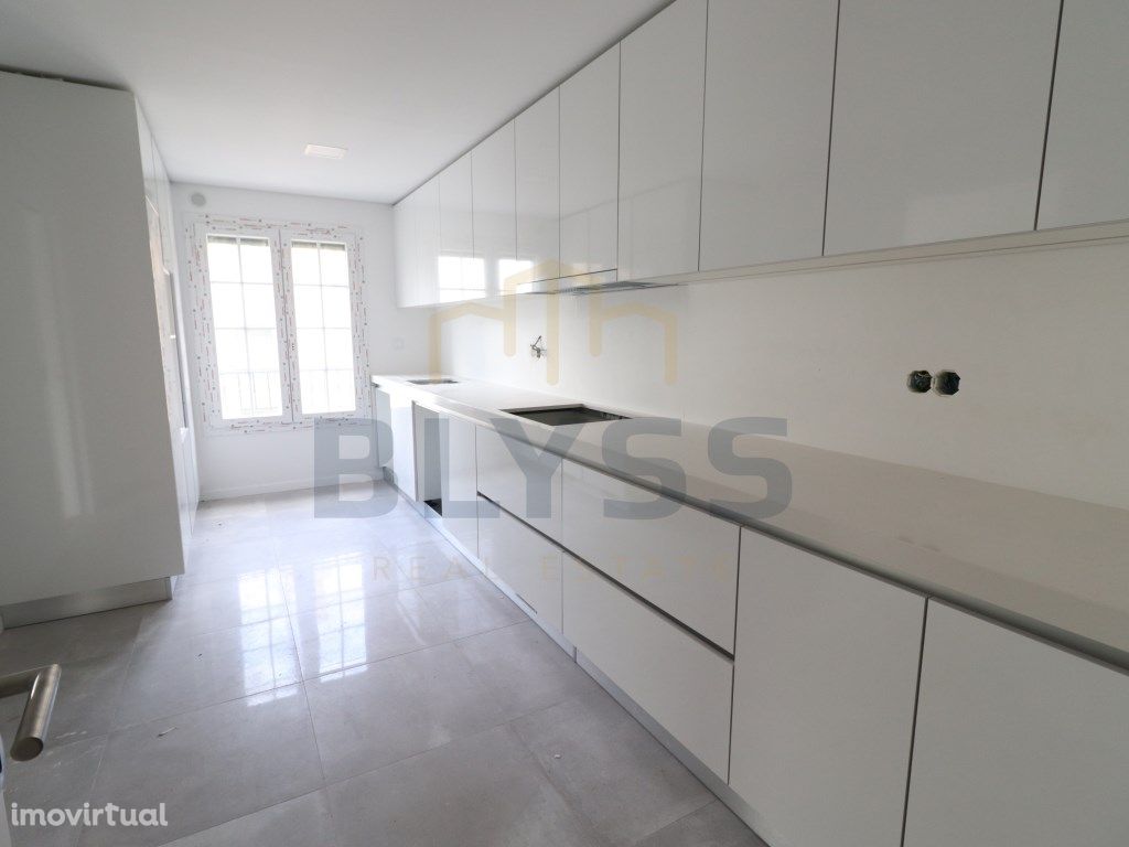 Apartamento T4 Novo com Parqueamento para 2 viaturas e Ar...