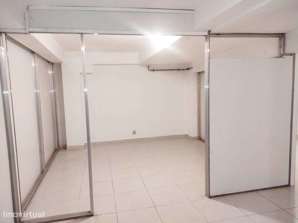 Espaço versátil com 125 m²: ideal para habitação ou serviços-12