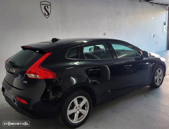 Volvo V40 2.0 D2 Momentum - 4