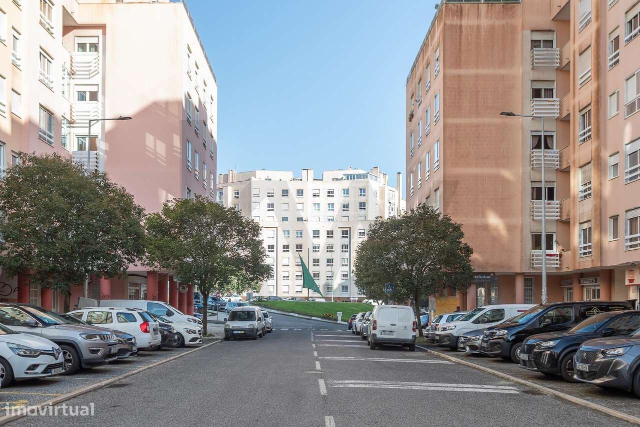 O Seu Novo Refúgio na Avenida de Fitares : T2 renovado e cheio de sol-36