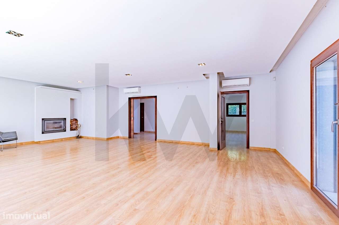 Moradia de sonho T4 com jardim, piscina e privacidade no coração de Ca-11