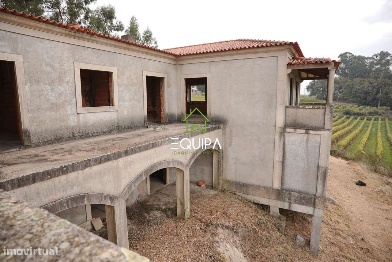 Terreno para construção (com moradia  T-5, construída em grosso), e-48