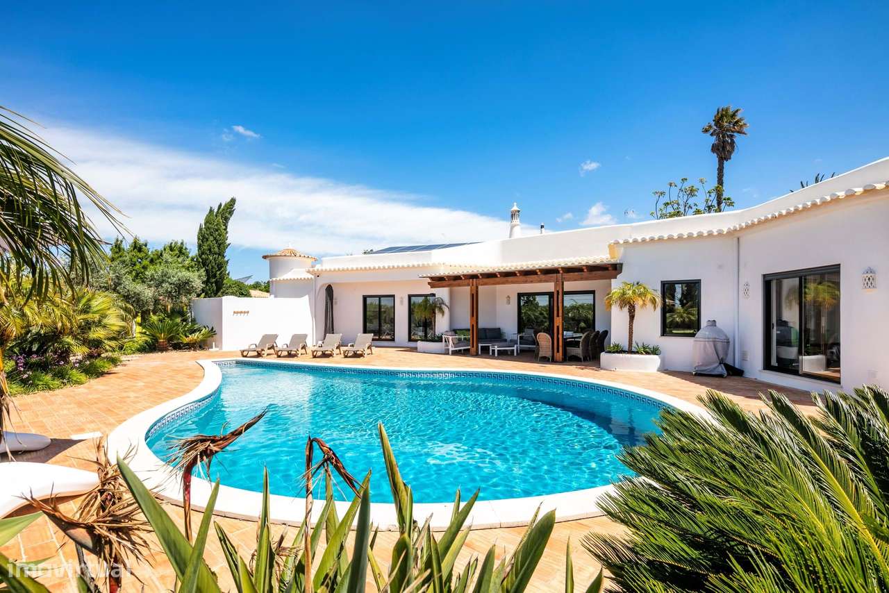 CASA DOS SONHOS EM CALIÇAS COM 4 QUARTOS, PISCINA E GARAGEM-25