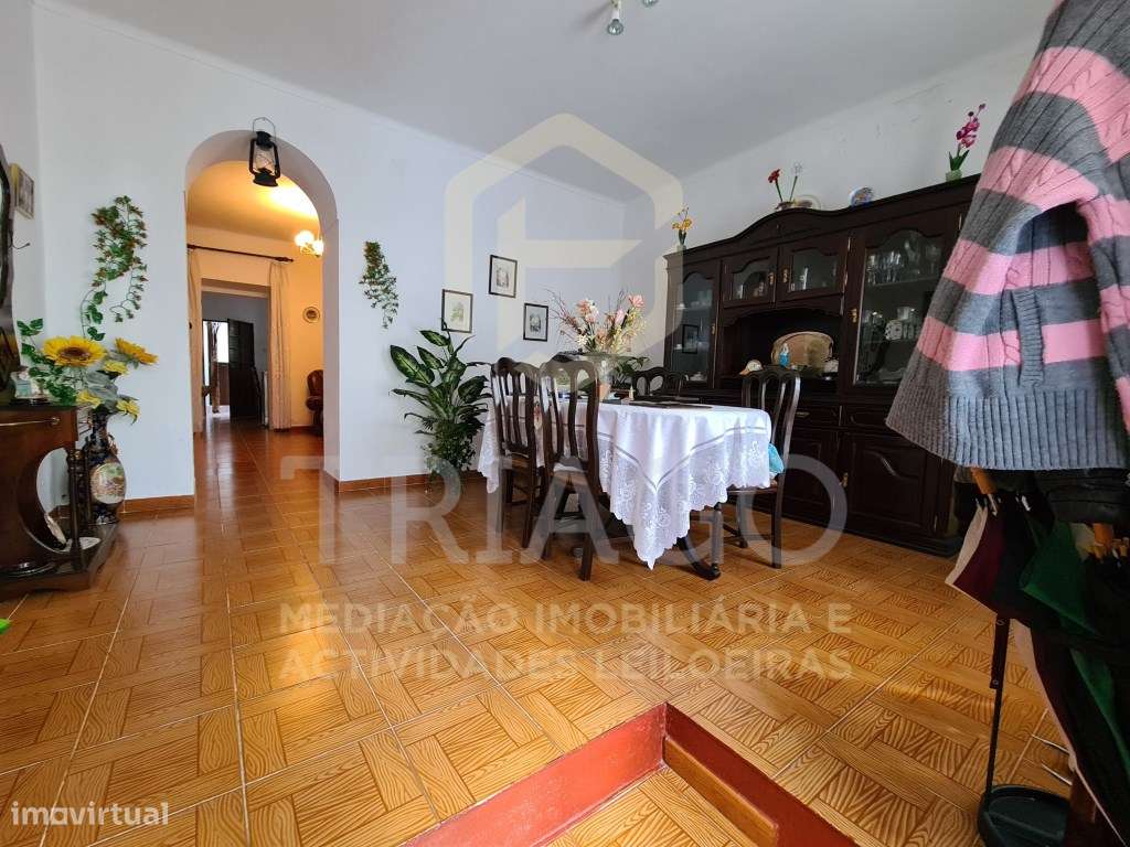 Moradia T4 com 2 Frentes no Centro de Barrancos - Vende se Mobilada - Grande imagem: 4/26