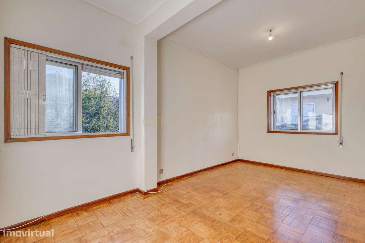 Moradia T3 com 4 frentes e garagem junto a igreja da Santa Rita-29