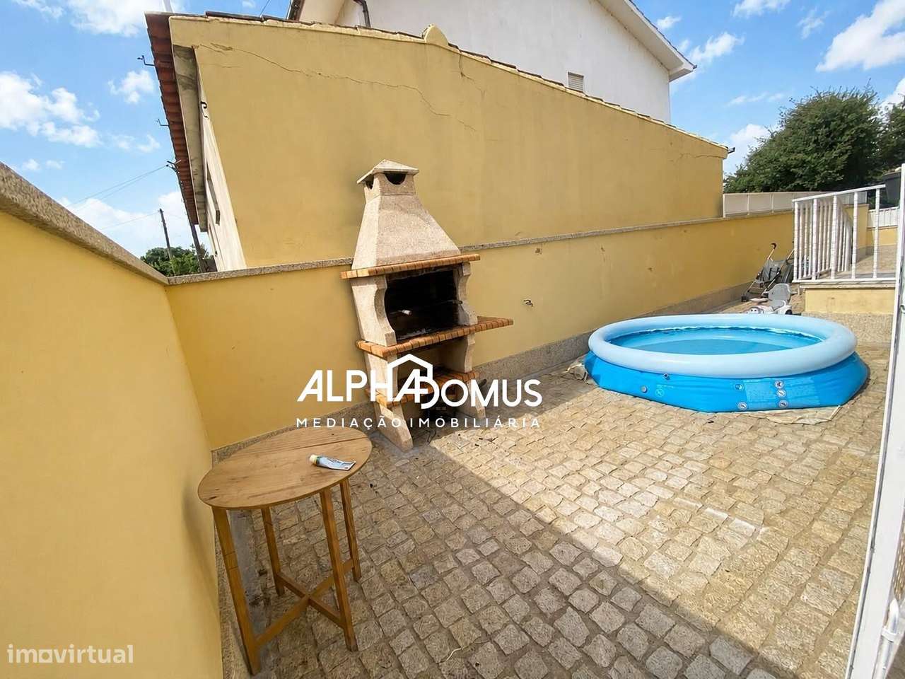 Moradia T4 com Suite, Sotão, Garagem e Espaço Exterior em Valença-44