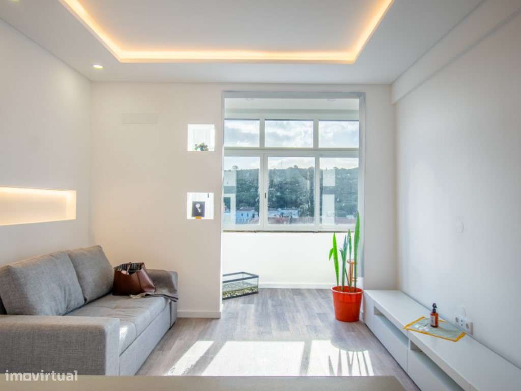 Apartamento T1 Renovado na Estrada de Benfica-1