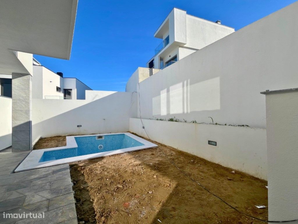 Oferta da escritura. Moradia T3 com piscina, no Funchalinho, Caparica. - Grande imagem: 2/32