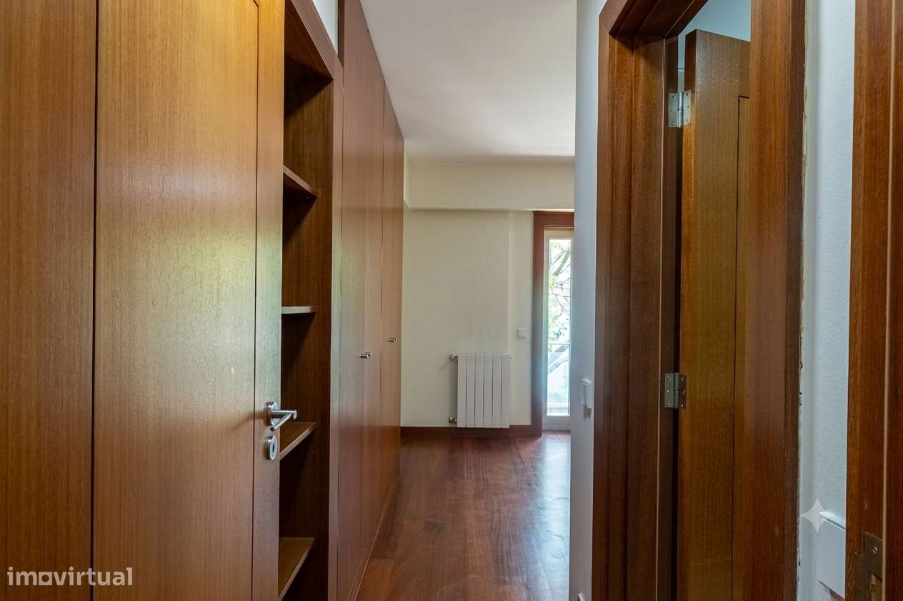 Apartamento T5 com 4 casas de banho e garagem-34