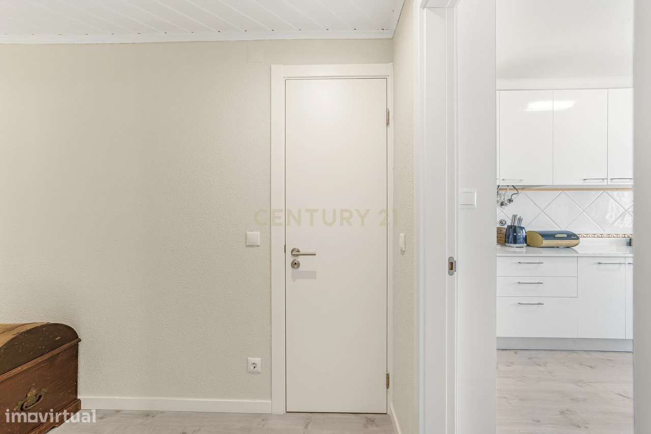 Apartamento T3 Semi-Renovado com boas áreas e vista desafogada nos 4 C - Grande imagem: 5/27