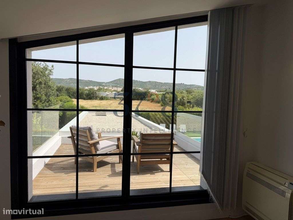 Uma vivenda de 4 quartos com piscina, num terreno de 2 hectares a 10 m-43