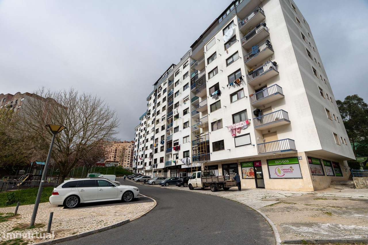 Apartamento de tipologia T2, com box e varandas, localizado em Rio de-33