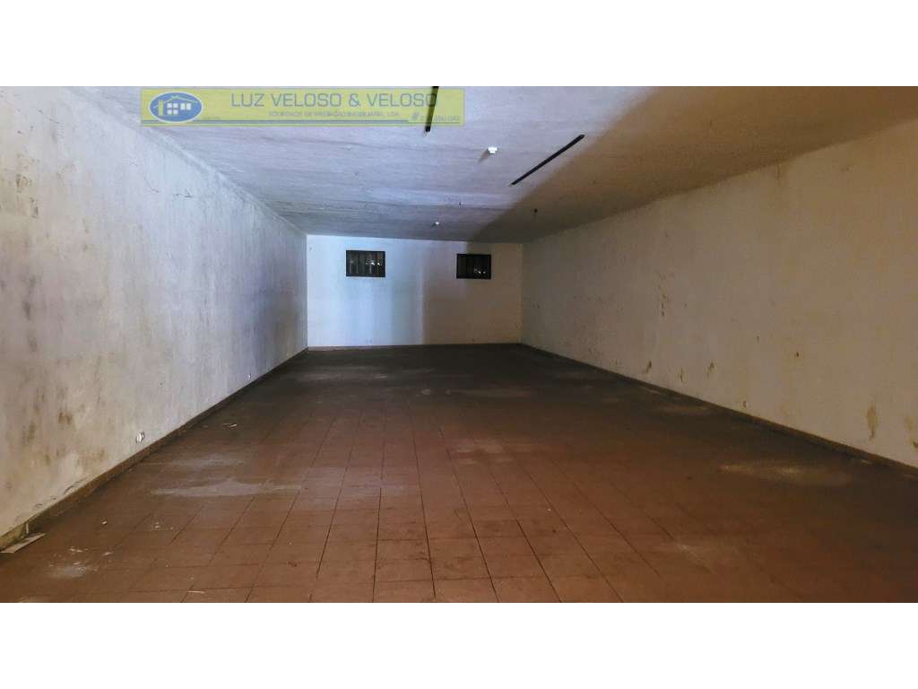 Prédio Urbano de R/C, 1º, 2º andares para Comércio em Cartaxo-8