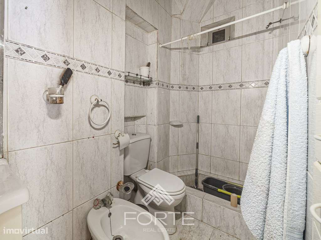 Moradia com pavilhões industriais e terreno-19