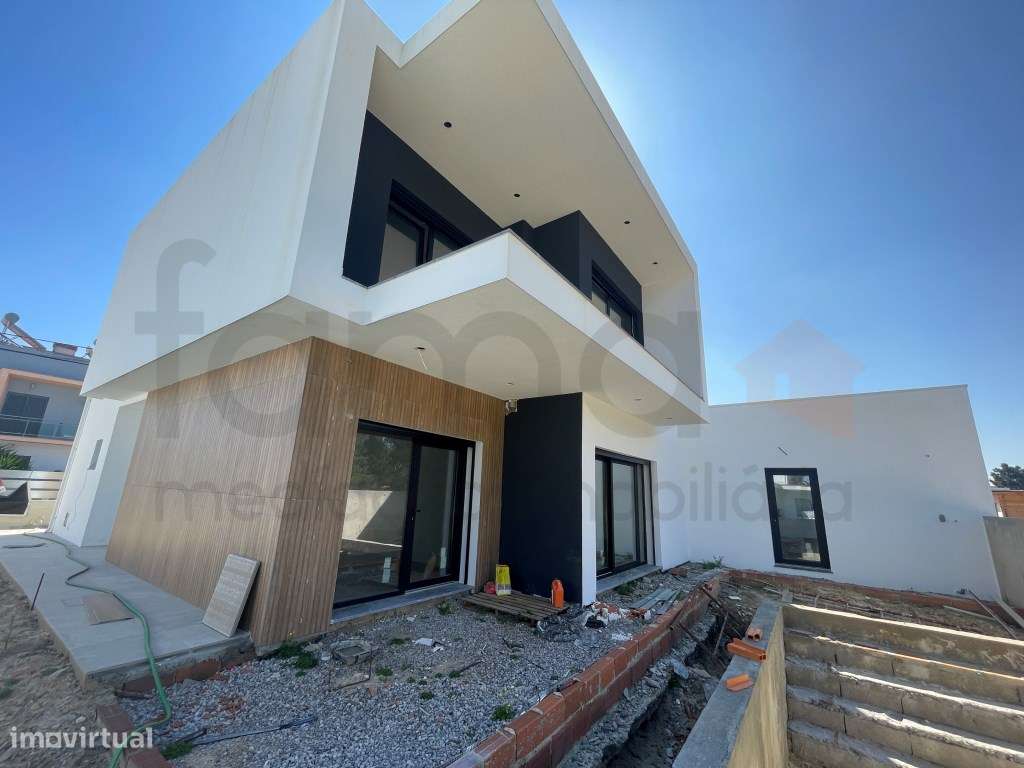 Moradia T3 com jardim e piscina em zona residencial tranquila - Grande imagem: 2/60