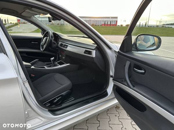 BMW Seria 3 318i - 11