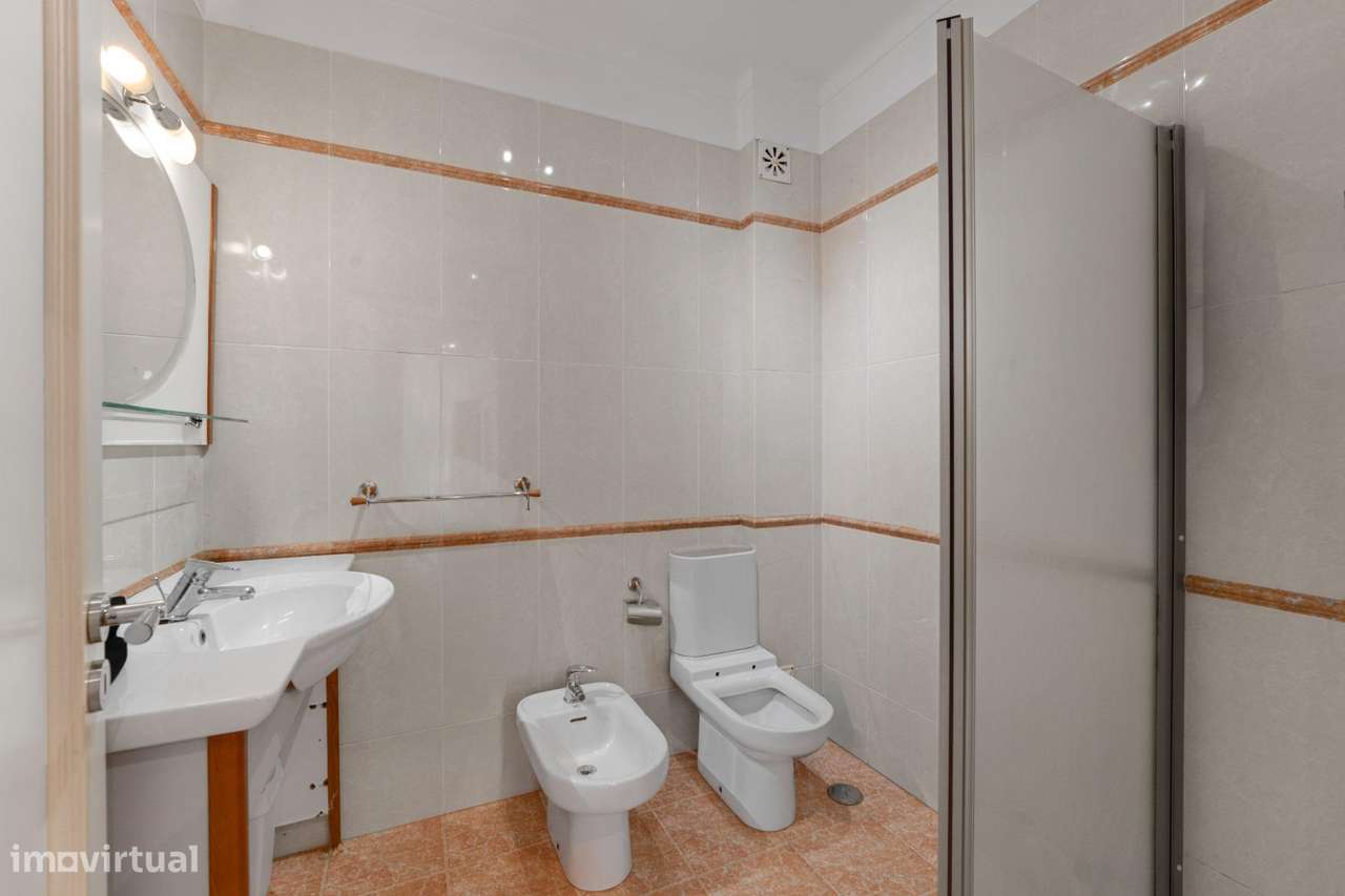 Moradia T4+1 com piscina e jardim, no Murganhal, Caxias-29