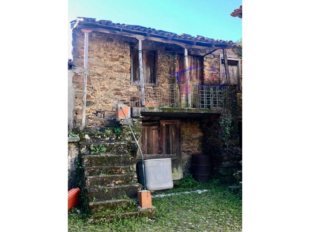 Casa em Xisto para reconstrução, próxima de Figueiró dos ...