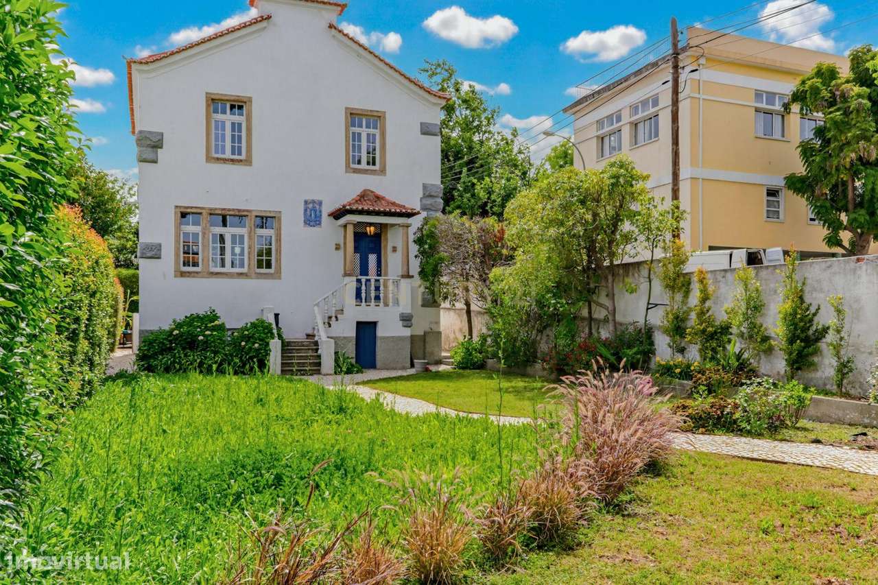 Moradia isolada T3 + 1 com vista mar em localização premium no coração-4