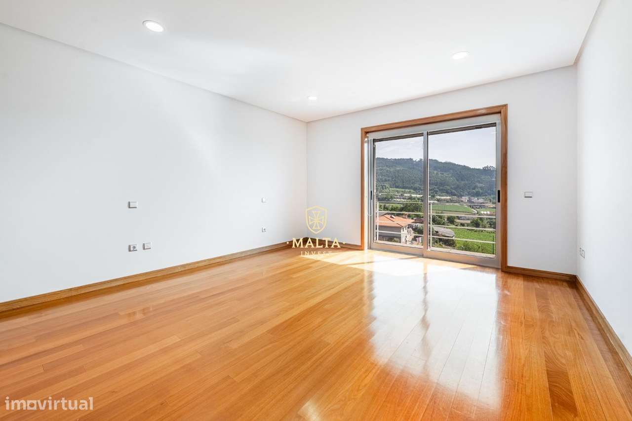 Moradia de Sonho na zona da Falperra!-32