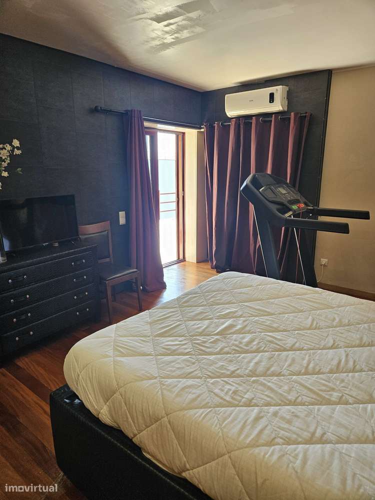 Lindíssima Moradia T6 de quatro frentes-44