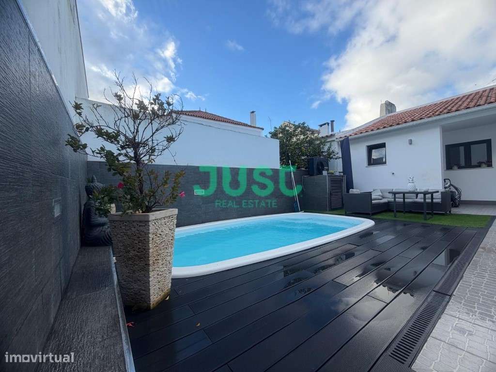Moradia isolada, T3, seminova com garagem e piscina na Quinta do Conde-3