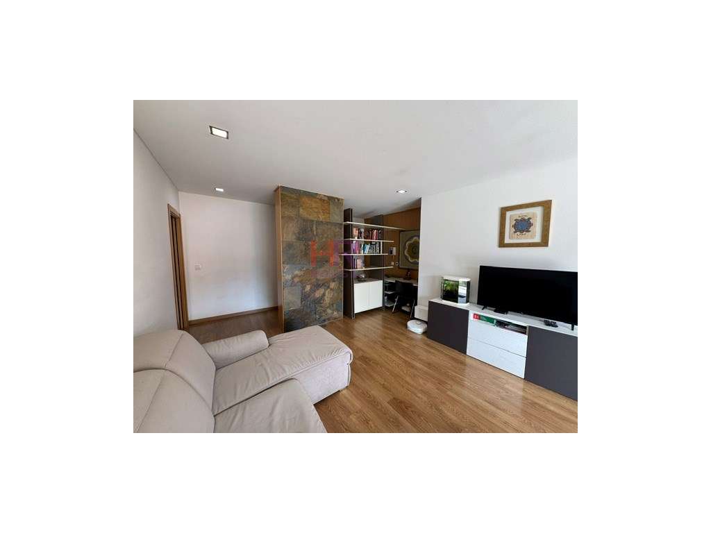 Quinta da Portela Vende-se T2 com garagem dupla.-12