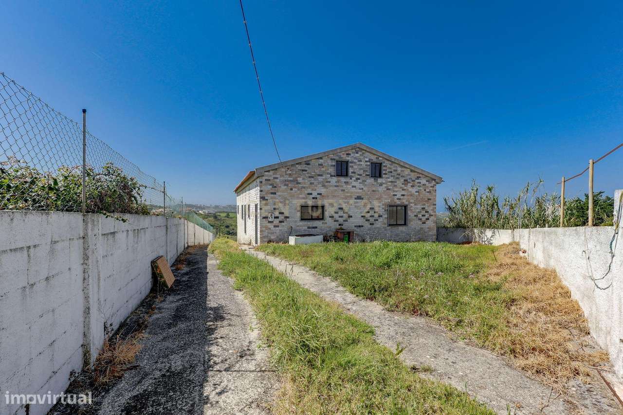 Moradia com Terreno Amplo e Vista Mar na Carvoeira-22