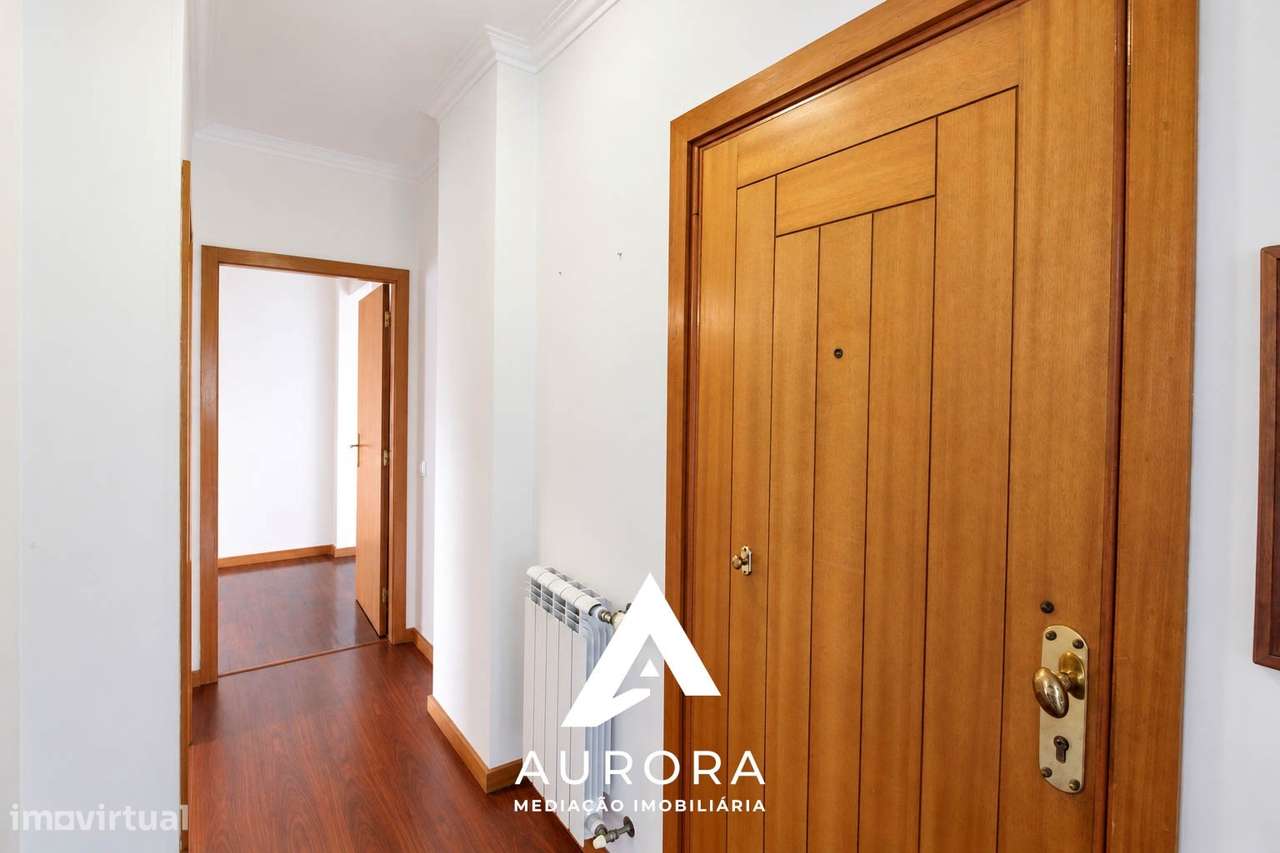 Apartamento T3 com 2 lugares de garagem e sótão-4