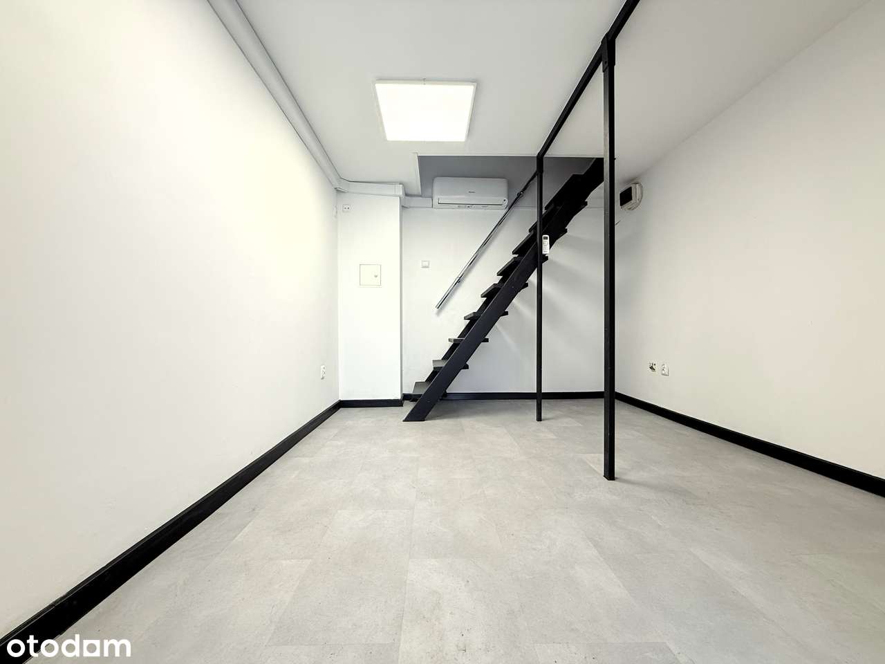 Odświeżony_lokal_parking_przy_ulicy_dobra_komunikacja_klimatyzacja - Pełny obrazek: 1/12