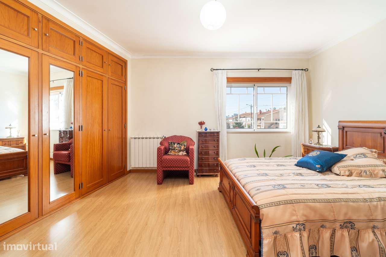 Moradia T4 com jardim, garagem e vistas urbanas-9