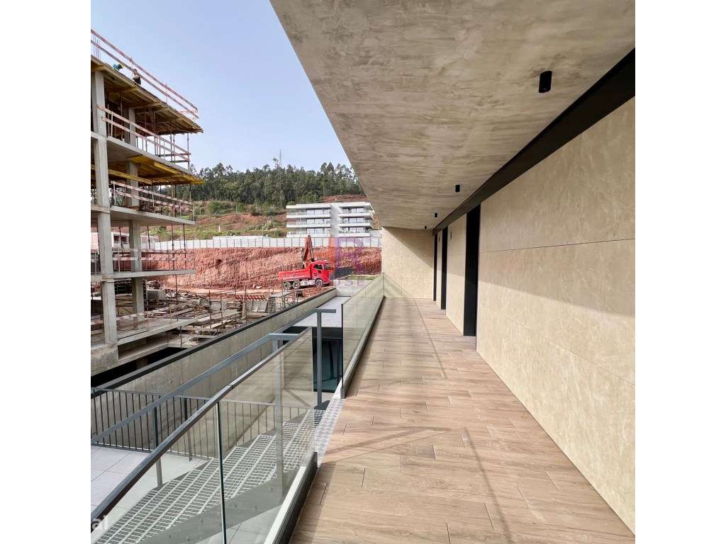 Vende-se Fantástico T2 com terraço privativo-27