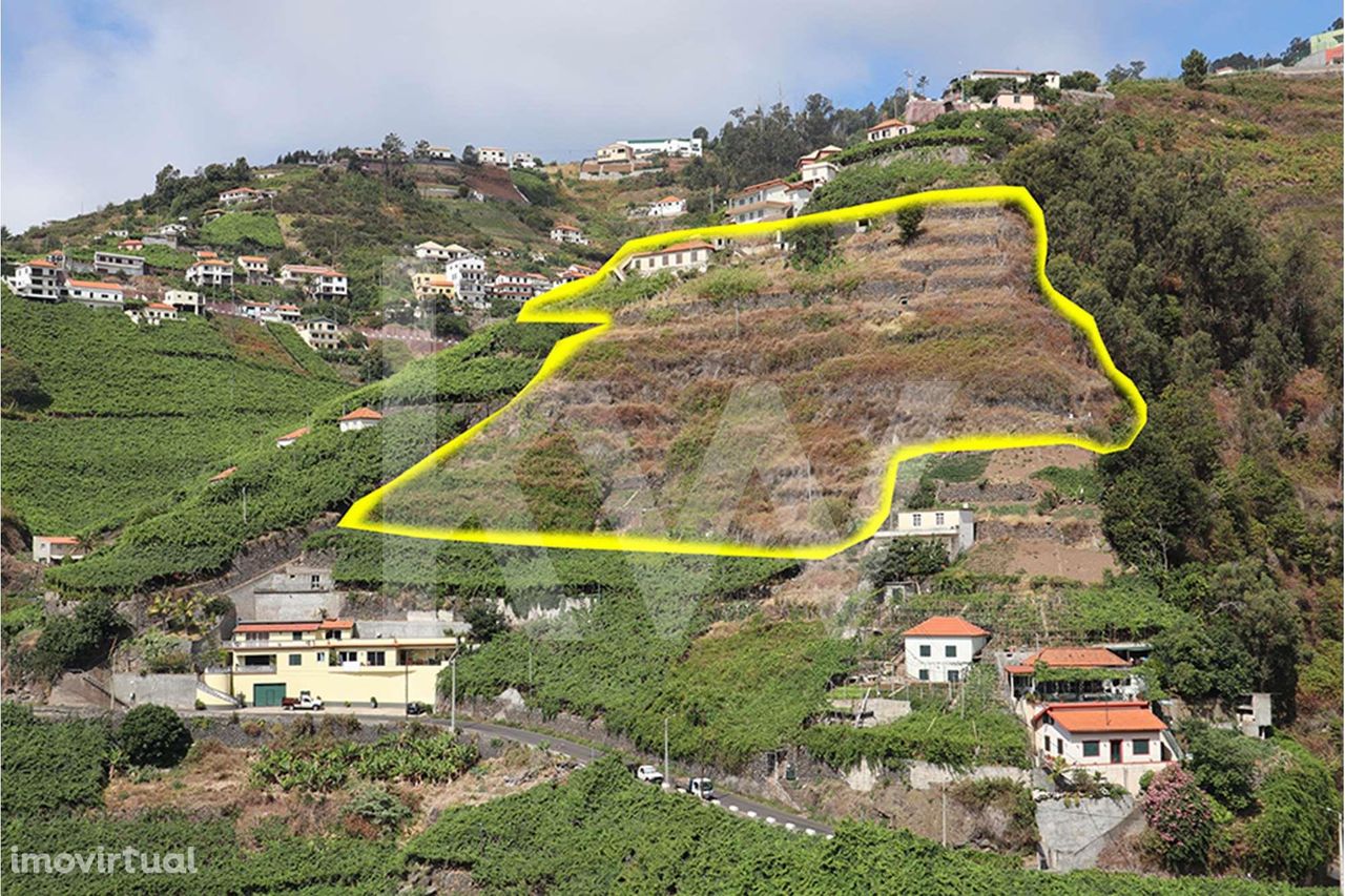 Moradia por recuperar inserido num terreno com a area de 5229 m2