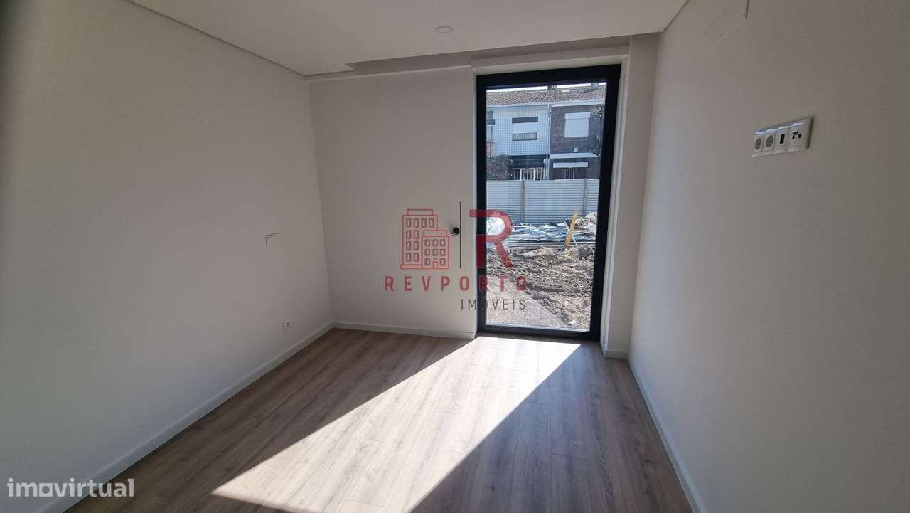 Apartamento T2, com 2 suítes, varanda, jardim e garagem-25