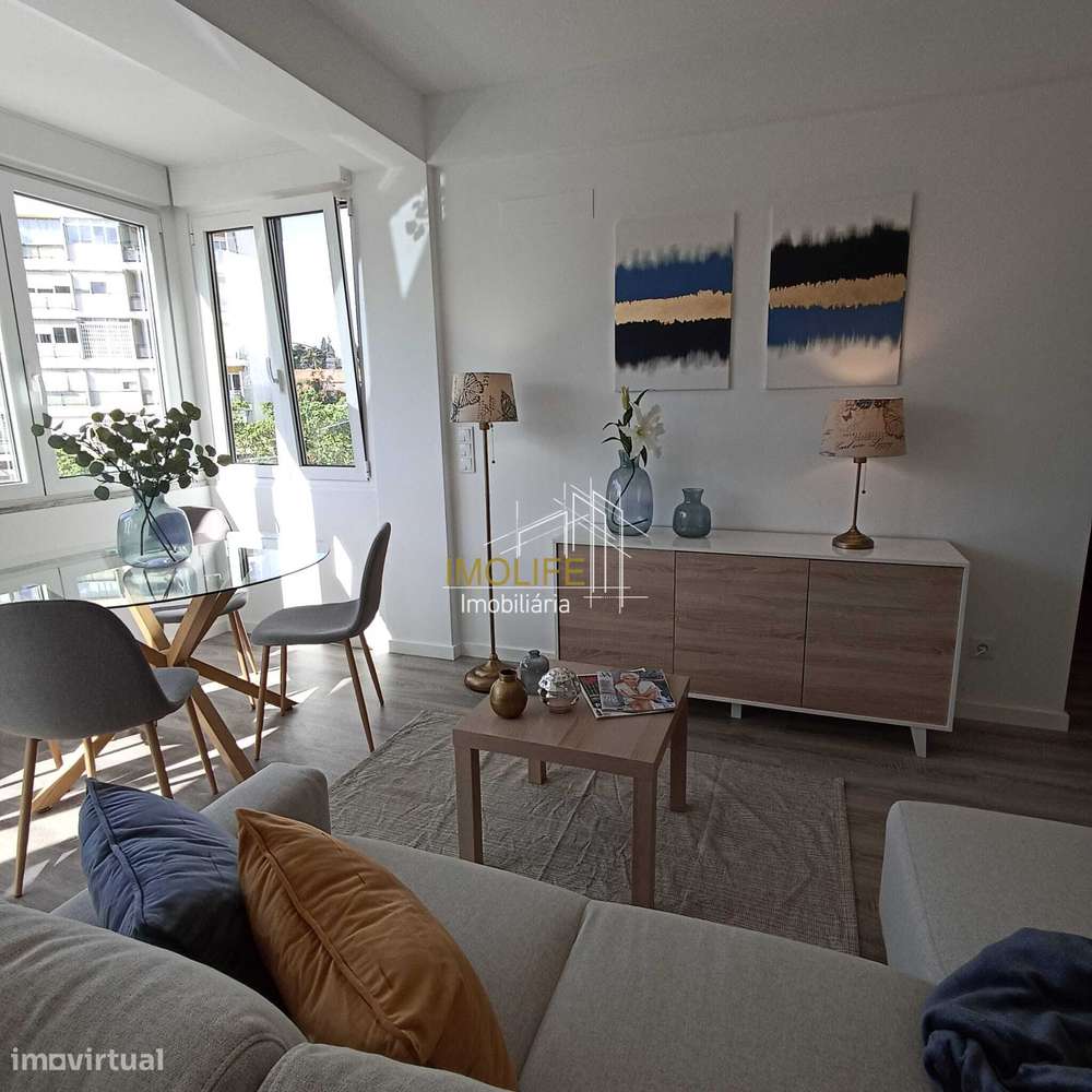 Simpático apartamento T3 com Varanda em Benfica.-8