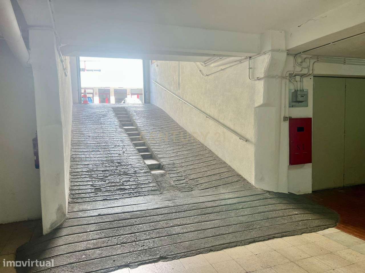 Garagem com wc e bancada cozinha Venteira - Rua Bernardim Ribeiro - Grande imagem: 3/18