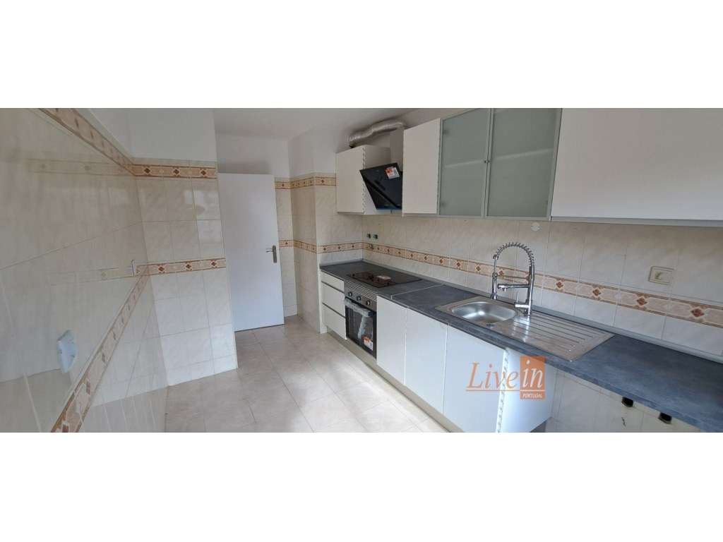 Apartamento T2 Totalmente Remodelado na Tapada das Mercês-3