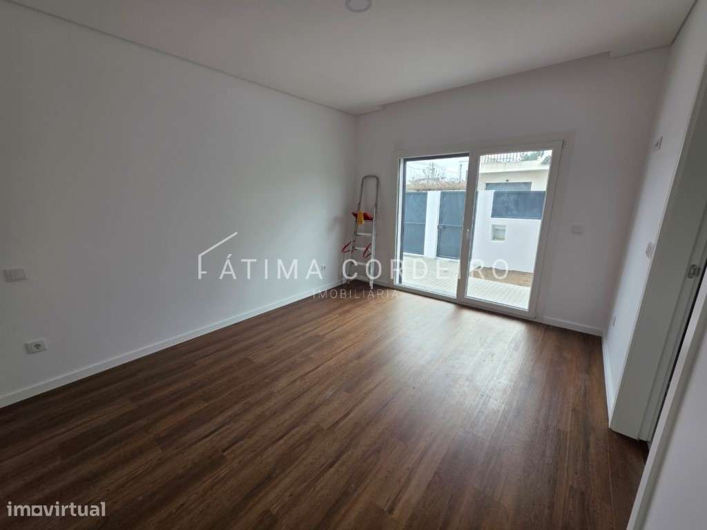 Fantástica Moradia Isolada Térrea T4 Fernão Ferro-9