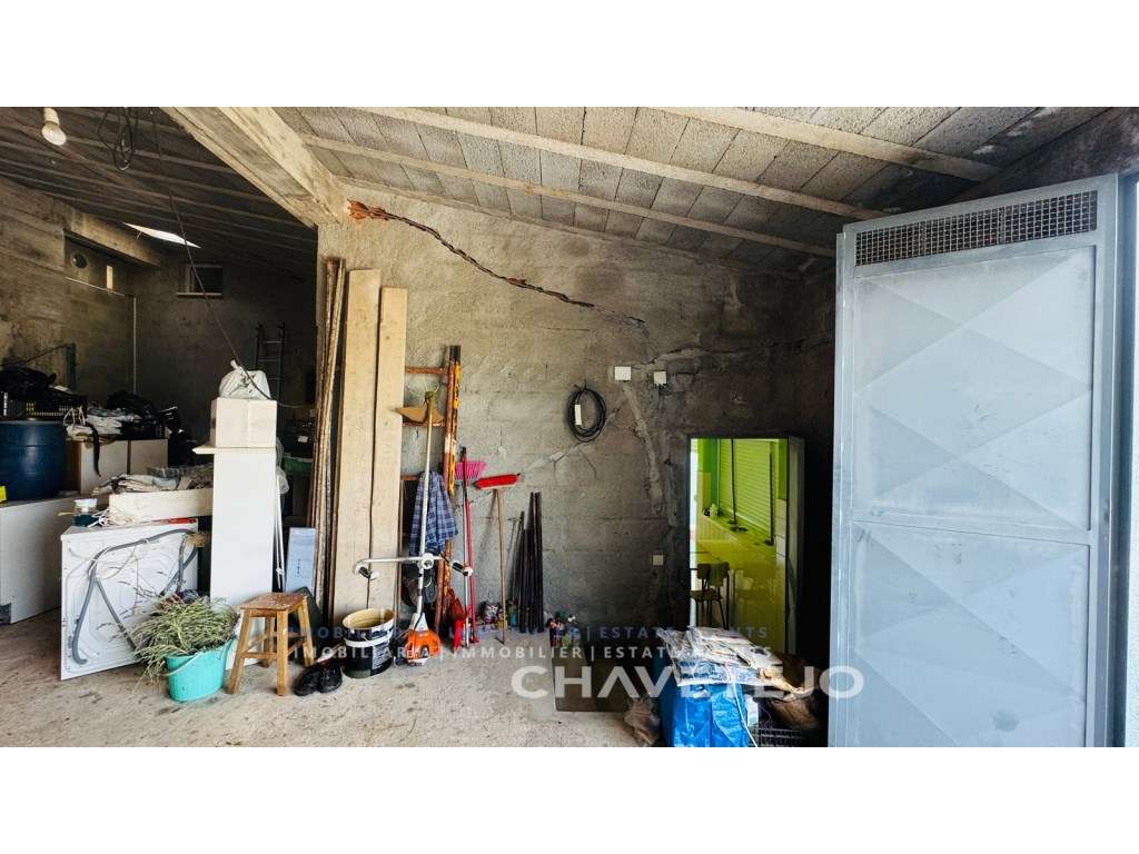 Quintinha T4 com Amplas zona para Oficinas, Terreno Plano e Enorme ...-43